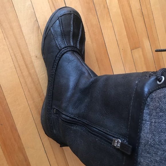 Black high UGGS - Picture 2 of 3